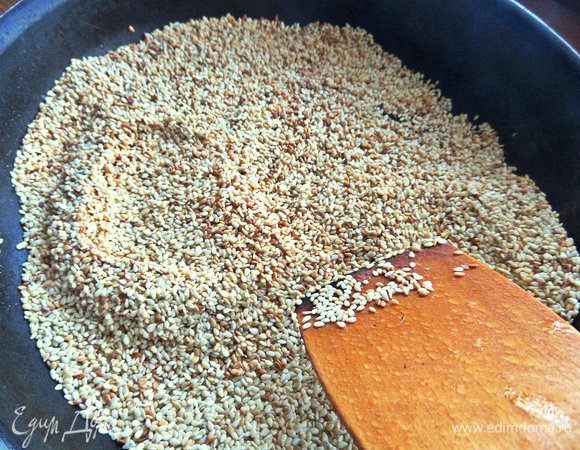 Кунжут обжарить на сухой сковороде, постоянно помешивая.