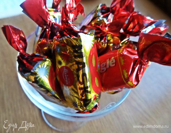 Ах, вот чего))) Берем шоколадные конфеты любые, 2 — 3 шт.