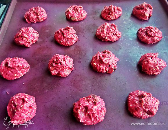 На силиконовый коврик или в форму с помощью двух чайных ложек положить тесто шапочкой.