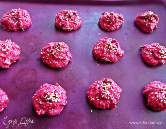 Украсить кунжутом.