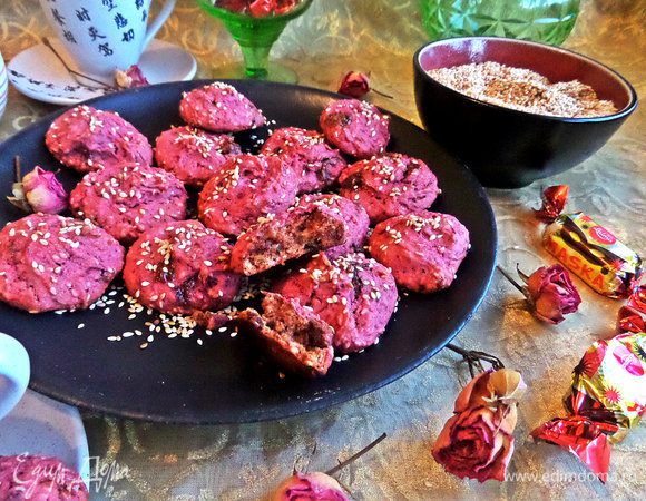 Можно разломить пополам.