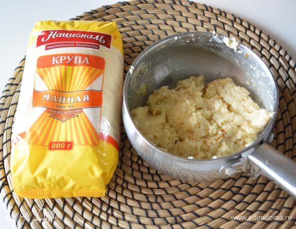 Всыпать в нее 2 ч. л. толченых орехов, сливочное масло, сахар, пряности, перемешать.