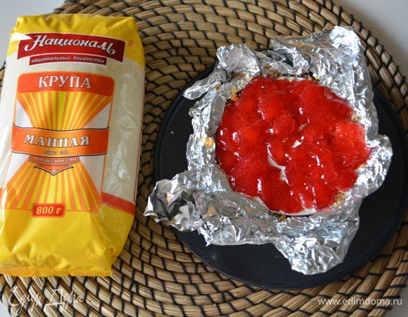 В жаропрочную форму выложить манную кашу слоем 0,5 — 1 см, закрыть его пенкой, насыпать орехов, вновь выложить слой каши и снова переслоить пенкой и орехами и т.д. 
Я взяла жаропрочный круг для формирования салатов, десертов. Обмотала его фольгой, смазанной сливочным маслом, и в эту форму выкладывала кашу. В предпоследний слой добавить немного варенья. Я добавила домашнее желе из красной смородины. Поставить на 10 минут в предварительно разогретую духовку, но со слабым огнем (примерно 150°С).