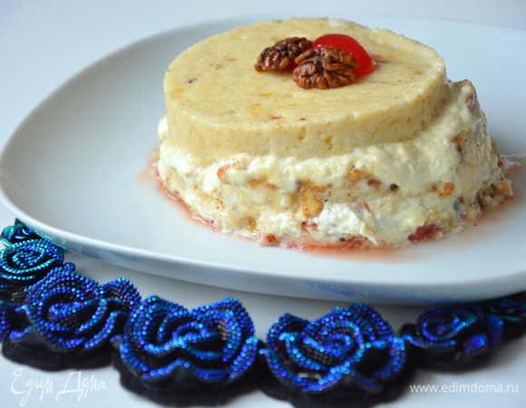 Вынуть форму из духовки, перевернуть на блюдо. Украсить орехами и вареньем. Подавать немедленно.
Приятного аппетита! :)