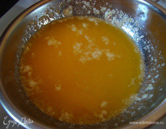 Форму для выпечки смазать сливочным маслом, дно застелить пергаментной бумагой.
Муку и какао просеять. Растопить сливочное масло.