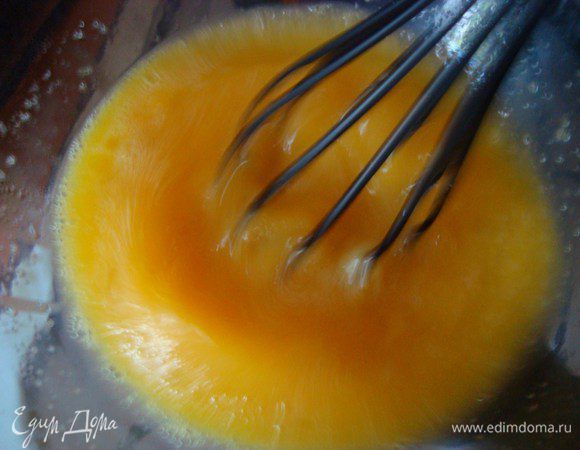 В большую миску разбить яйца и добавить сахар. Поставить на водяную баню и аккуратно начать взбивать яйца с сахаром.