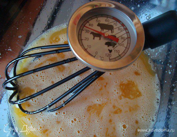 Как только яичная масса достигла температуры примерно 33 — 35°С (то есть, стала теплой, но не горячей) и сахар полностью растворился, снимаем миску с водяной бани.