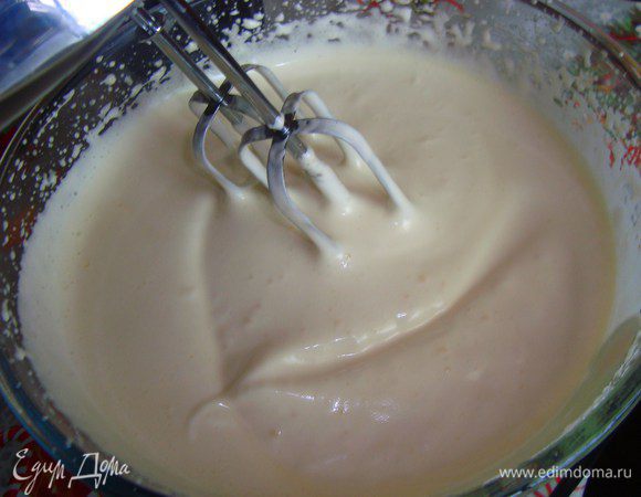Взбить яичную массу при помощи миксера на максимальной скорости. Масса должна увеличиться в объеме в 2 — 3 раза.