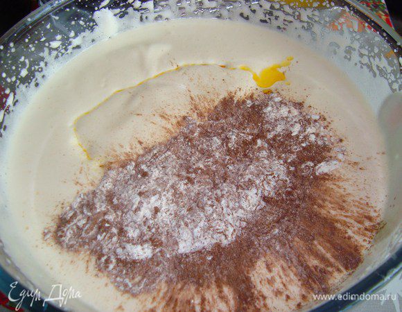 Просеянные муку и какао вместе с растопленным сливочным маслом вводить в яичную массу лучше в 3 приема. Аккуратно перемешивать лопаткой, не круговыми движениями, а снизу-вверх.