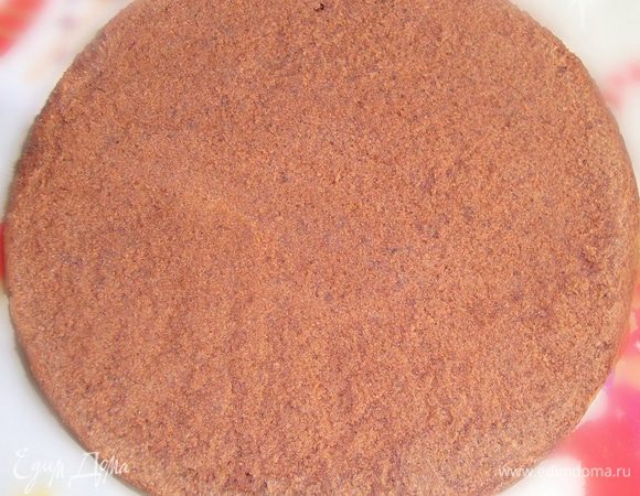 Тесто выложить в подготовленную разъемную форму. Выпекать бисквит в заранее разогретой до 180°C духовке ~ 30 — 35 минут.
Готовность проверяется зубочисткой — она должна выходить из бисквита сухой.