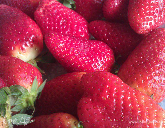 Добавить нарезанную клубнику.