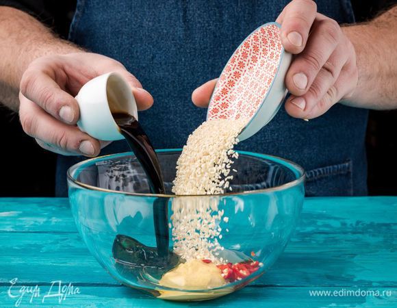 Приготовим маринад для лосося. Перемешиваем горчицу, соевый соус и мед, добавляем немного кунжута и мелко нарезанный перец чили. Немного маринада оставляем для сервировки.