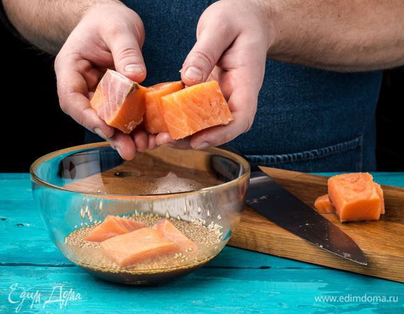 Нарезаем филе рыбы крупными кубиками. Добавляем в маринад и отправляем в холодильник на 15 минут. Шпажки для шашлычков предварительно замочить в воде, чтобы они не пригорели во время запекания. 