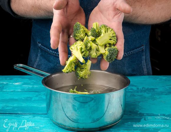 Брокколи вымыть, разобрать на соцветия и отварить в кипящей подсоленной воде 8 минут.
