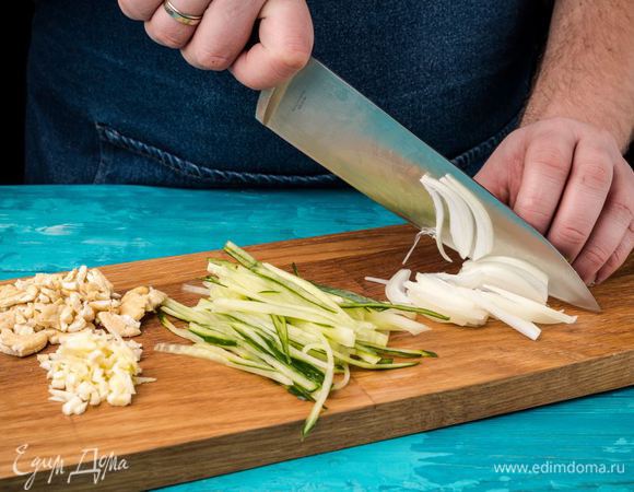 Огурцы нарезать тонкой соломкой. Лук и чеснок очистить и измельчить. Орехи очистить и перемолоть в блендере.