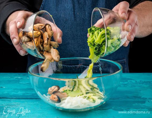 В салатнике смешать брокколи, огурцы, лук, чеснок и мидии.