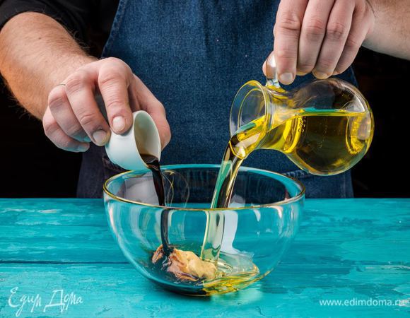 Для заправки смешать оливковое масло, горчицу и соевый соус.