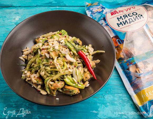 Полить салат заправкой. Сверху посыпать измельченными орехами.
Вкусное и полезное блюдо готово!