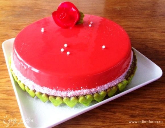А вот этот тортик приготовила для 5-летнего юбилея семейной жизни моего брата. Муссовый торт с базиликом и клубникой по рецепту Андрея Рудькова. Вкус еще не представляю, для меня это интрига.