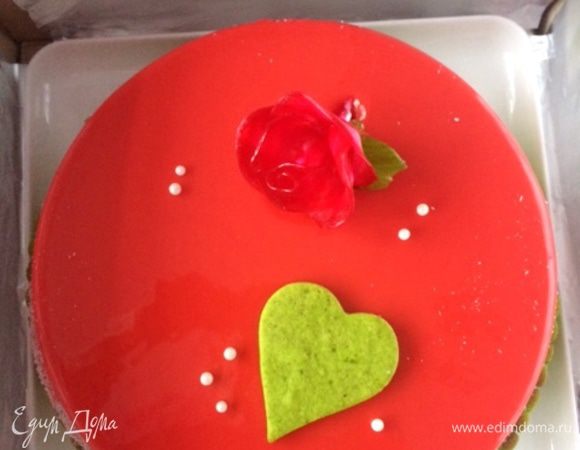 Пока укладывала торт для перевозки, напортачила немного, пленка прилипла к глазури. Пришлось исправлять, добавив незапланированное сердечко.