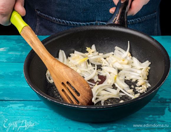 Измельчаем лук и чеснок, поджариваем слегка на оливковом масле.