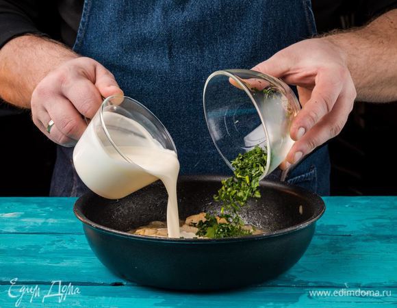 Добавляем сливки и рубленую петрушку. Сверху посыпаем натертым сыром. Готовим 5 минут и снимаем с огня.