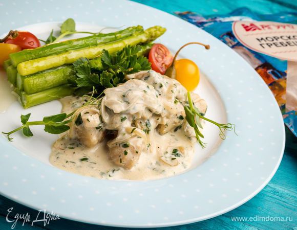 Сервируем блюдо. На тарелку выкладываем спаржу, а рядом — сливочный соус с морскими гребешками. Подаем к столу!