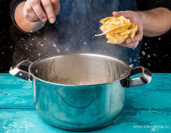 Отварите пасту до состояния «аль денте».