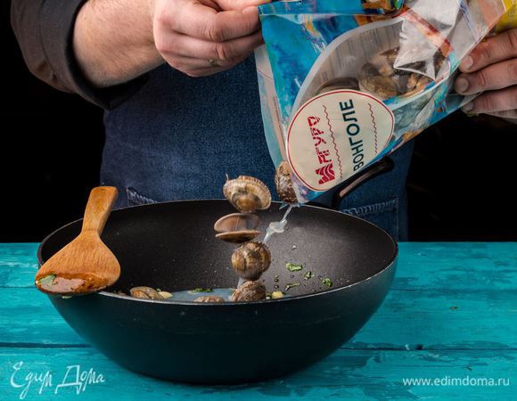 Добавьте в сковороду моллюски вонголе ТМ «Магуро». Поджарьте в течение 3 минут, чтобы все ракушки открылись. 