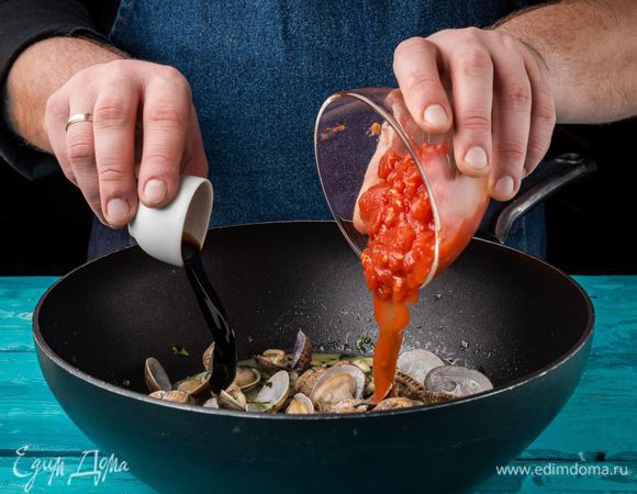 Влейте бальзамический уксус, перемешайте вонголе и сразу добавьте измельченные помидоры в собственном соку. 