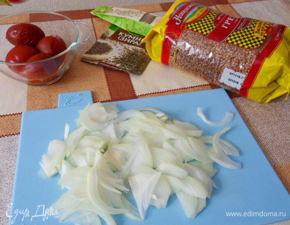 Половину лука нарежем лепестками.