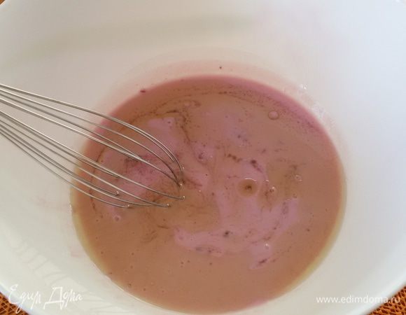 В отдельной миске смешиваем с помощью венчика йогурт, масло и сахар до однородной консистенции.