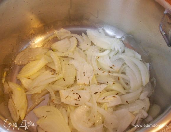 В кастрюле с толстым дном обжарим репчатый лук на растительном масле, добавим чайную ложку сахара, щепотку зиры (кумина) и щепотку тимьяна. 