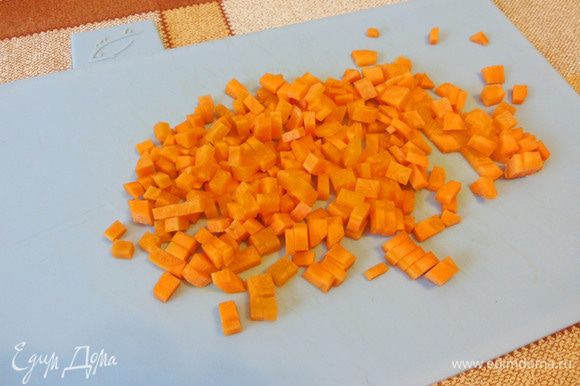 Морковь нарезать кубиками.