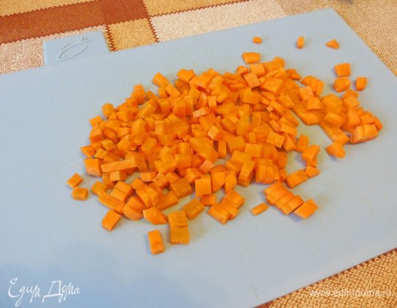 Морковь нарезать кубиками.