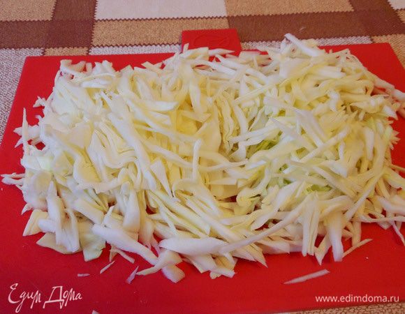 Капусту нарежем соломкой.