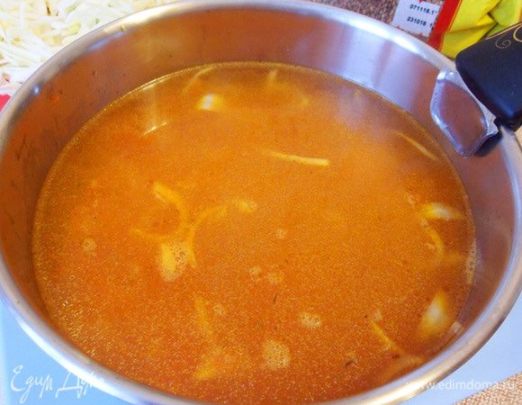 Добавим куриный бульон. Доводим до кипения.