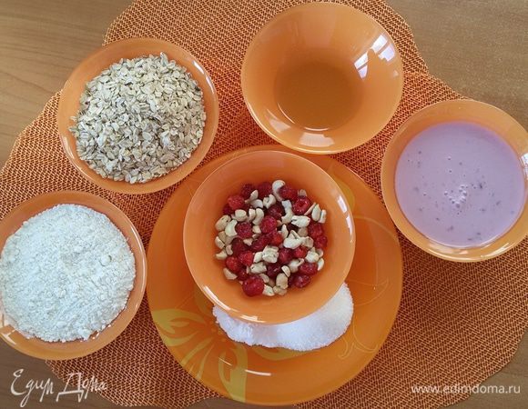 Для начала подготовим все необходимые для печенья ингредиенты. На фото йогурт нежно-фиолетового цвета, потому что я брала вишневый. Можно взять классический, вкус от этого нисколько не изменится. Ставим духовку на разогрев, температура 200°C.