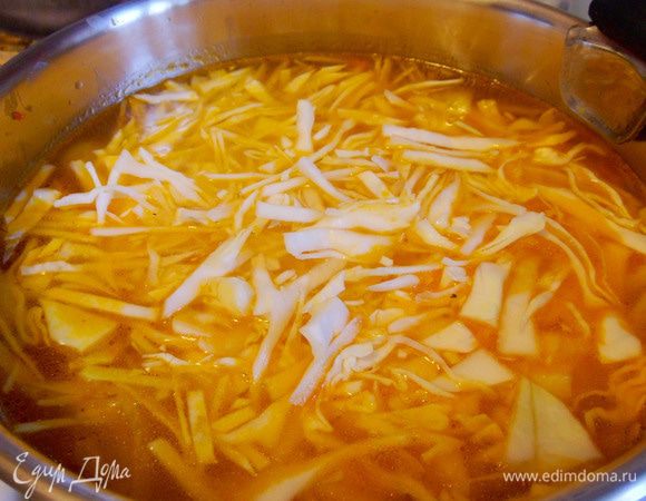 Отправляем в кастрюлю подготовленную капусту. Оставляем вариться на 30 минут.