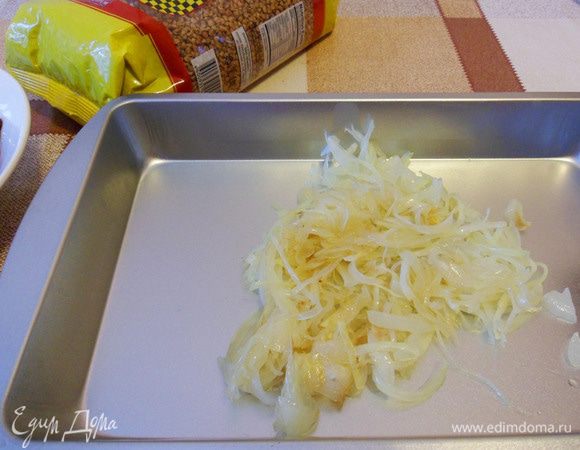 Готовый лук выкладываем на противень.