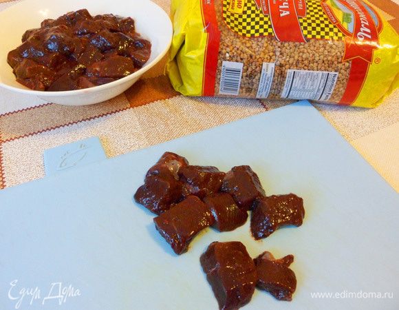 Телячью печень нарежем маленькими кубиками.