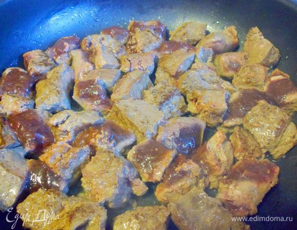 Обжарим печень буквально несколько минут на той же сковороде, где томился лук. Только обжарить! 