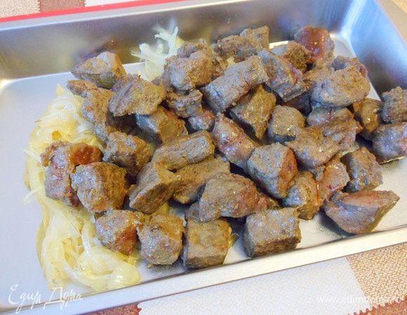 Выкладываем на противень к луку.