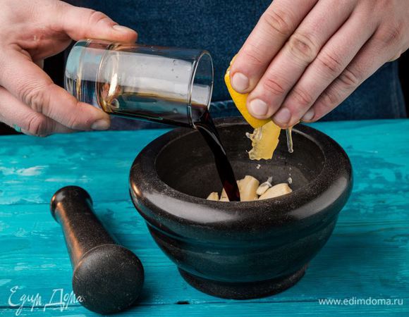 Готовим маринад. Смешиваем соевый соус, лимонный сок, белый перец и чеснок.