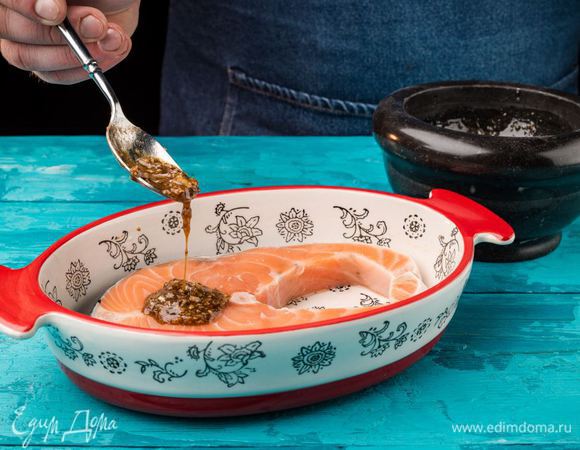 Заливаем маринадом стейк и оставляем на 15 минут.