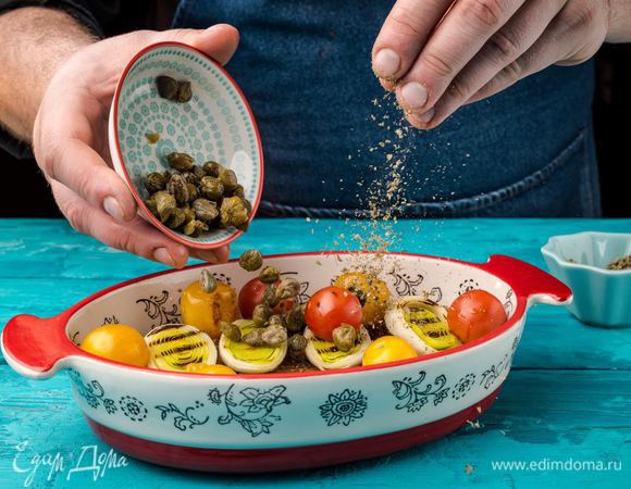 На сковороде-гриль обжариваем помидоры черри и нарезанный лук порей. Кладем рядом со стейком помидоры с луком, добавляем каперсы. Посыпаем майораном.