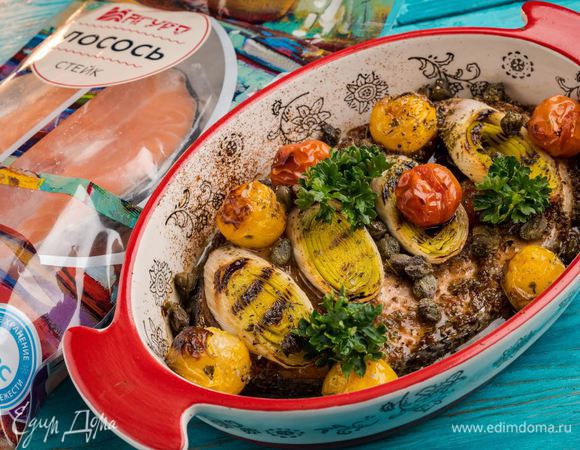 Запекаем рыбу до готовности и подаем к столу, посыпав свежей зеленью.