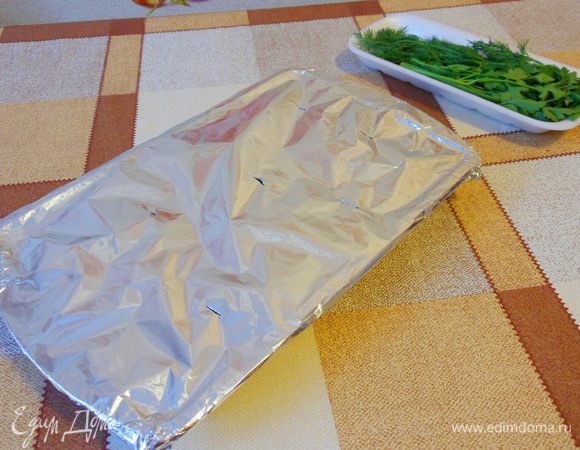 Закрываем противень фольгой, делаем несколько проколов в фольге и отправляем в духовку, разогретую до 180°С, на 10 минут. Достаточно.