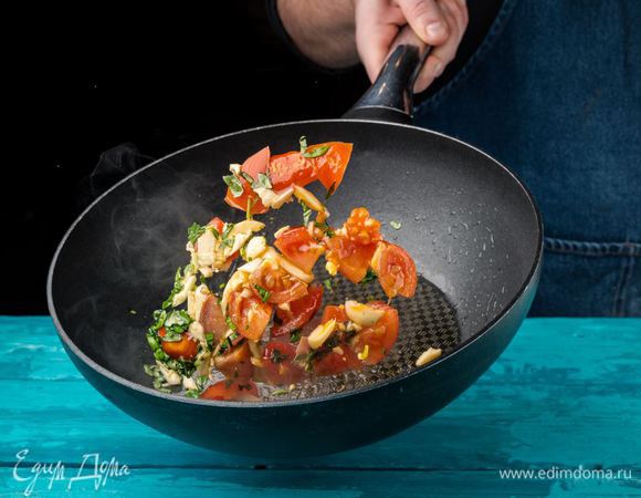 Помидоры, чеснок и базилик режем и обжариваем на оливковом масле.