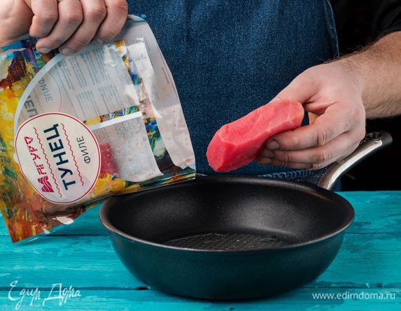 Филе тунца ТМ «Магуро» выложите на смазанную оливковым маслом сковороду. Обжариваем до состояния «медиум».